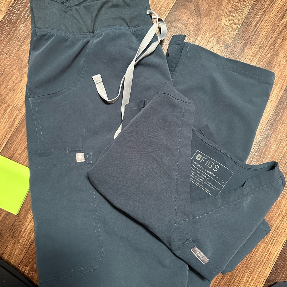 FIGS Dark Harbor Women set